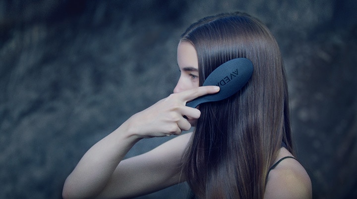 Click on video demonstrate about pramāsana™ exfoliating scalp brush